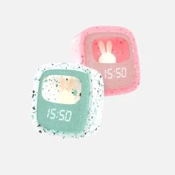 MOB Billy Terrazzo Grenadine Klok En Nachtlampje BILLY-GRENA-01 -Winkel Voor Babyproducten mob billy terrazzo klok en nachtlampje sfeer 1