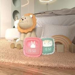 MOB Billy Terrazzo Grenadine Klok En Nachtlampje BILLY-GRENA-01 -Winkel Voor Babyproducten mob billy terrazzo klok en nachtlampje sfeer 2